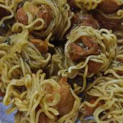 รูปของ Mie menggulung sosis goreng krispi