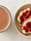 Licuado de leche, proteína, avena y cacao + tostadas con ricota