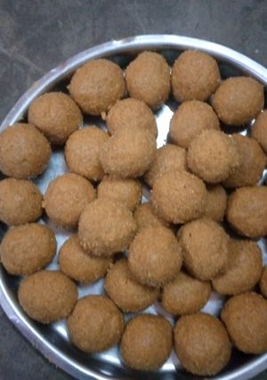 बेसन के लड्डू (besan ke ladoo recipe in Hindi) रेसिपी मुख्य फोटो