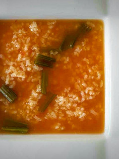 Una foto de Sopa de apio y tomate