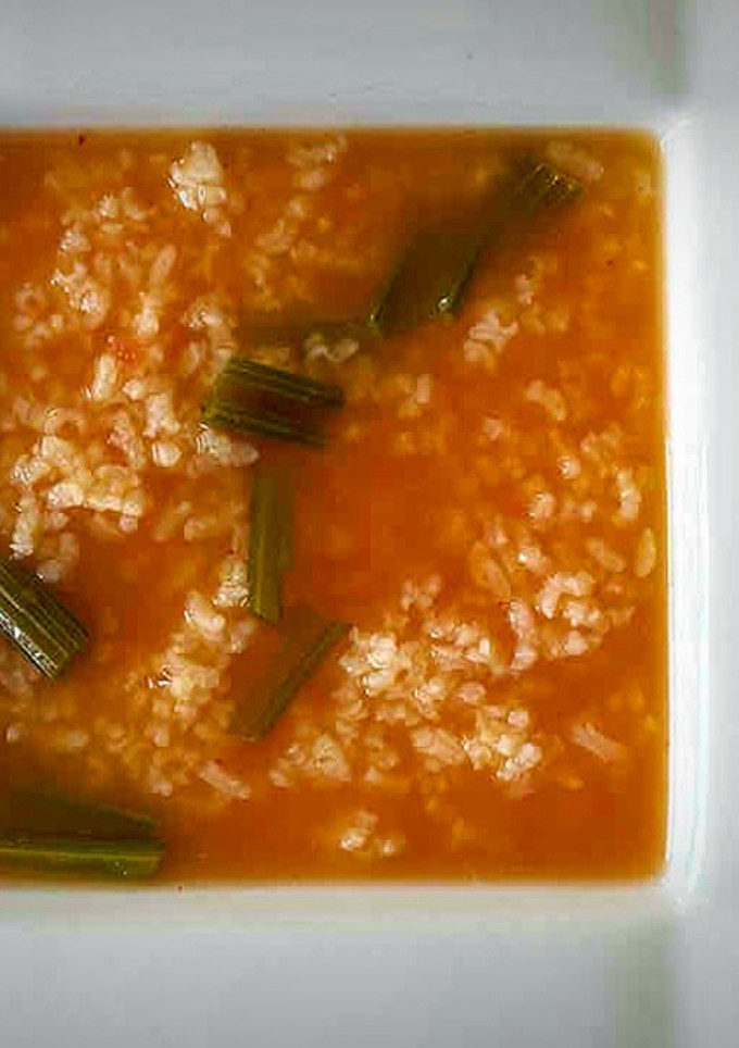 Una foto de Sopa de apio y tomate