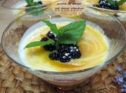 Una foto de postres con moras