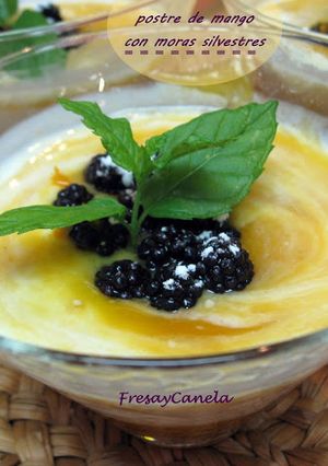 Una foto de Postre de Mango con Moras Silvestres