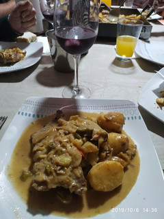 Una foto de Bondiolas de cerdo con champiñones al Roquefort a la planchetta