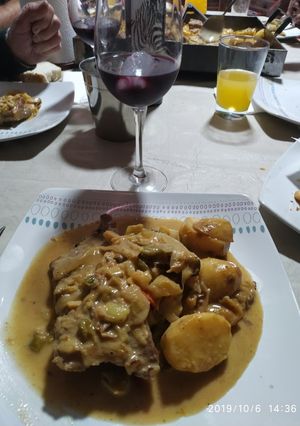 Una foto de Bondiolas de cerdo con champiñones al Roquefort a la planchetta