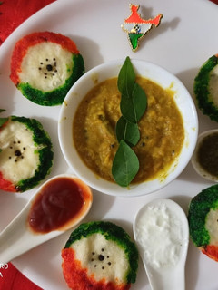 तिरंगा इडली और सांबर (tiranga idli aur sambar recipe in Hindi) रेसिपी मुख्य फोटो