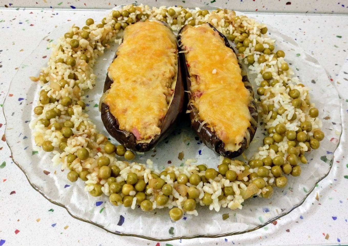 Berenjenas rellenas de chorizo ibérico y salteado de guisantes con arroz