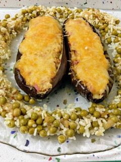 Una foto de Berenjenas rellenas de chorizo ibérico y salteado de guisantes con arroz