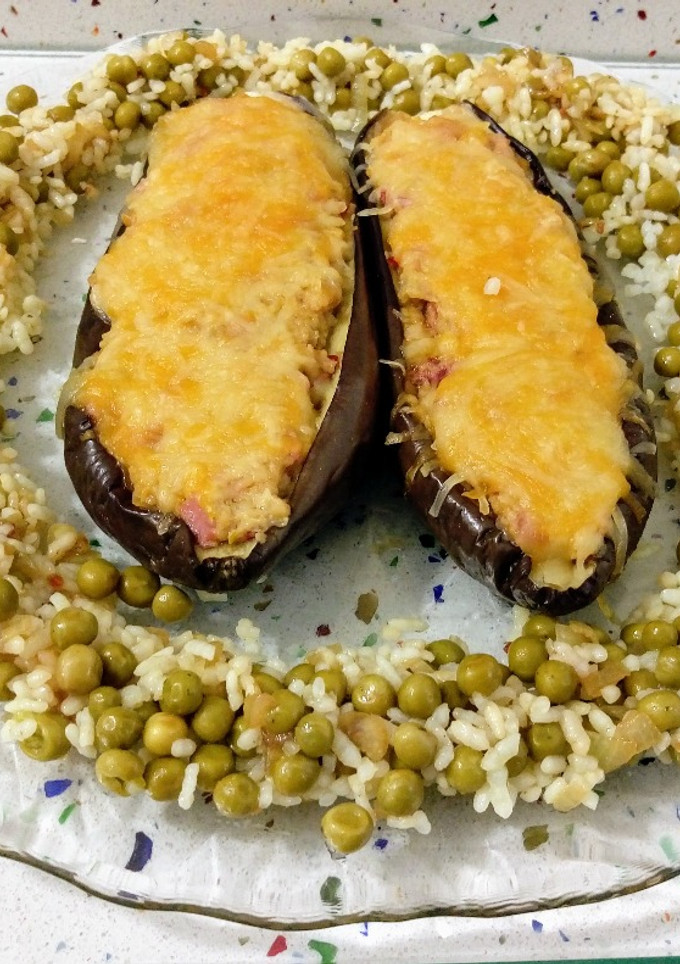 Una foto de Berenjenas rellenas de chorizo ibérico y salteado de guisantes con arroz