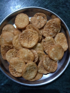 खस्ता मठरी (Khasta mathri recipe in Hindi) रेसिपी मुख्य फोटो