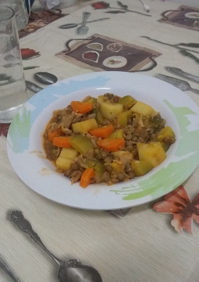 Una foto de Guiso de lentejas con pollo