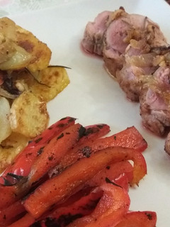 Una foto de Solomillo al horno con patatas y pimientos