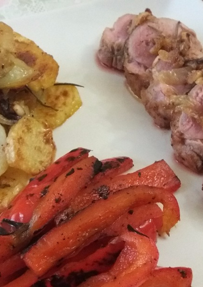 Una foto de Solomillo al horno con patatas y pimientos