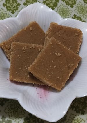 કાઠિયાવાડી સુખડી (Kthiyawadi Sukhdi Recipe In Gujarati) રેસીપી મુખ્ય ફોટો