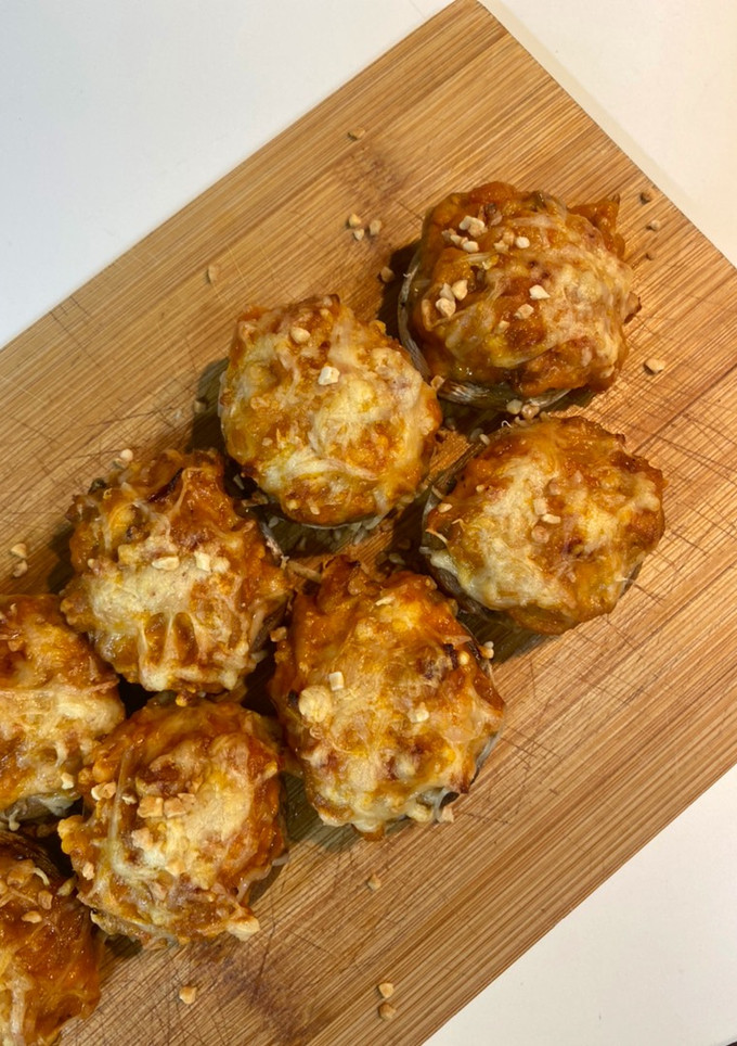 Una foto de Champiñones rellenos de boloñesa y bechamel