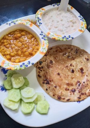 A picture of Chanadal with parantha.