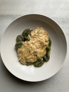 Una foto de Gnocchi con queso y atún