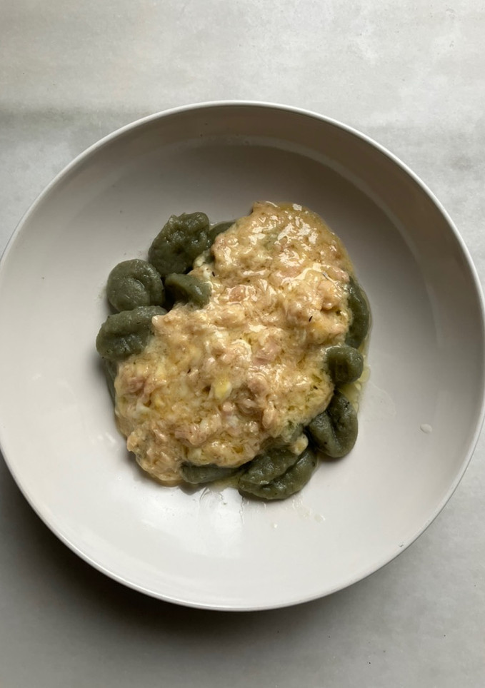 Una foto de Gnocchi con queso y atún