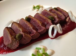Una foto de Magret de Pato con Salsa Ácida de Tomate y Beterraga