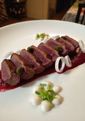Una foto de Magret de Pato con Salsa Ácida de Tomate y Beterraga