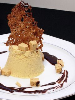 Una foto de Helado de mascarpone y turrón con teja de vinagre