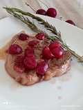 Costata di maiale con ciliegie e rosmarino