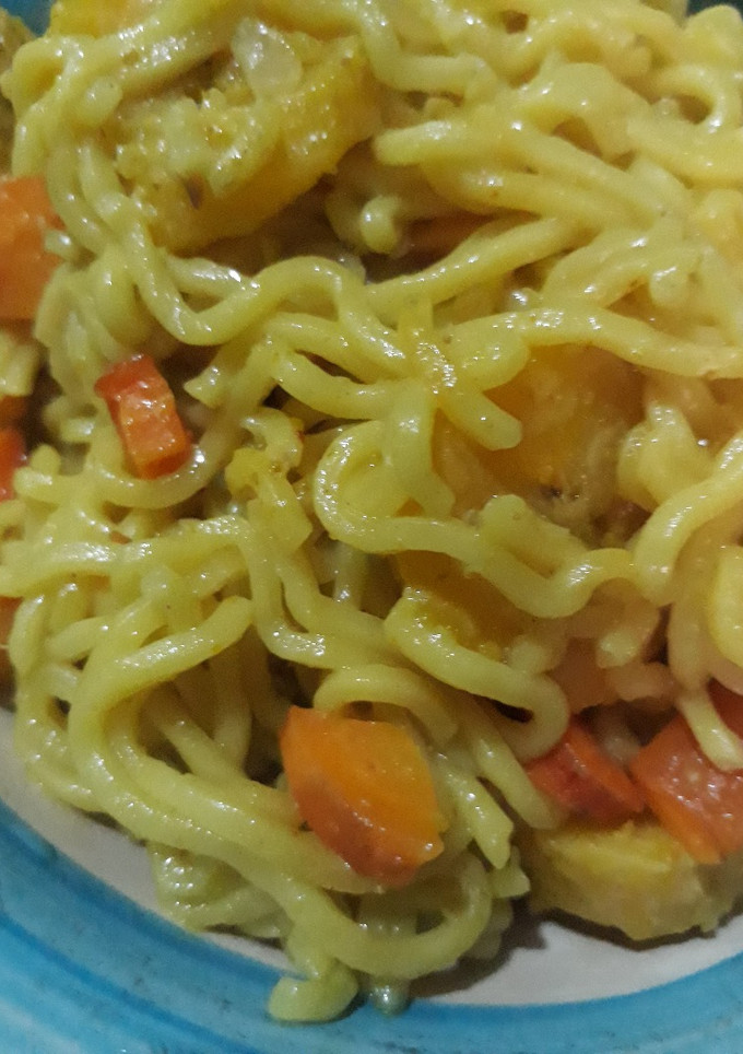 A picture of Noddles with carrots.