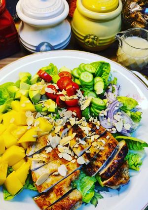 O poză a rețetei Salată cu piept de pui la grătar, mango și avocado.