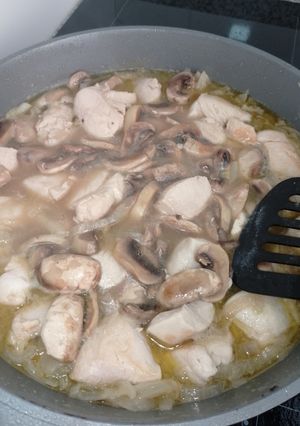 Una foto de Pechugas de Pollo a la Cazuela con Champiñones