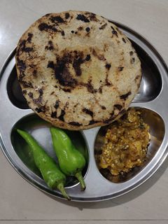 જુવાર નો રોટલો (Jowar Rotlo Recipe In Gujarati) રેસીપી મુખ્ય ફોટો