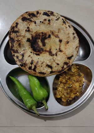 જુવાર નો રોટલો (Jowar Rotlo Recipe In Gujarati) રેસીપી મુખ્ય ફોટો