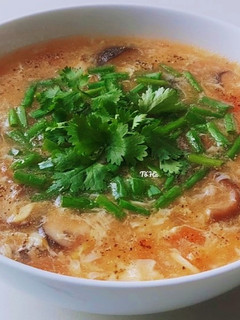 Hình của món CANH cà chua-trứng với nấm.