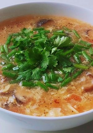 Hình của món CANH cà chua-trứng với nấm.