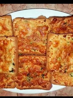 ब्रेड पिज़्ज़ा (Bread Pizza recipe in Hindi) रेसिपी मुख्य फोटो
