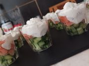 Une photo de verrines saumon fumé