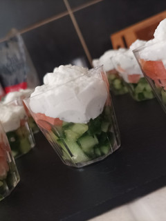Une photo de Verrines concombre, saumon fumé et chantilly au fromage de chèvre
