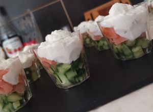 Une photo de Verrines apéritives concombre, saumon fumé et chantilly au fromage de chèvre