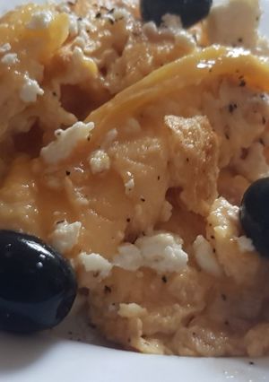 O poză a rețetei OMLETĂ CU MĂSLINE, FETA, USTUROI ȘI CARTOFI PAI.