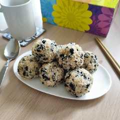 A picture of Seaweed Rice Ball.