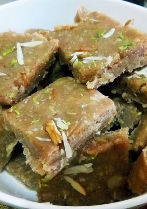 गुड आटे की बर्फी (Gur atte ki barfi recipe in hindi) रेसिपी मुख्य फोटो