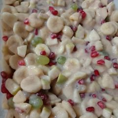 A picture of Fruit chaat with yogurt.