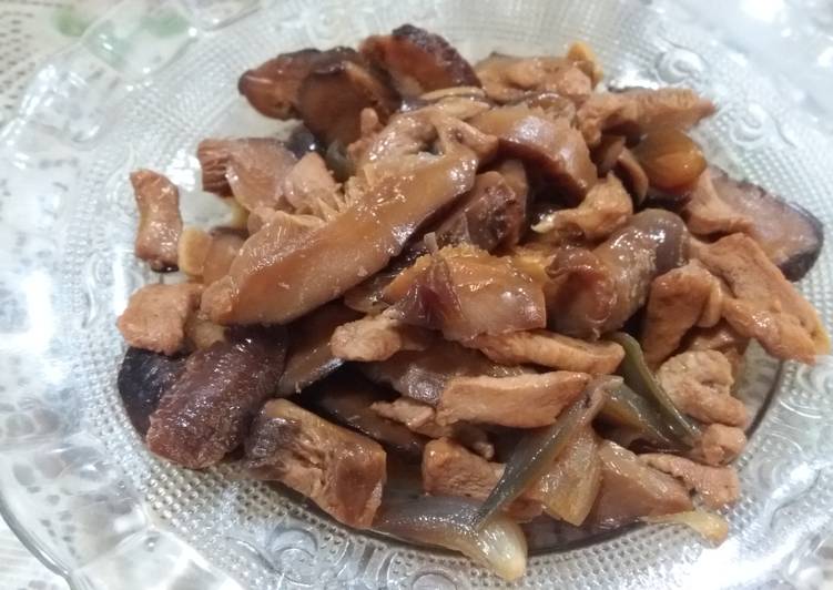 Bagaimana Menyiapkan Tumis ayam jamur shitake yang Bisa Manjain Lidah