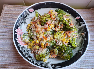 Una foto de Ensalada de brócolis...🥦🥦