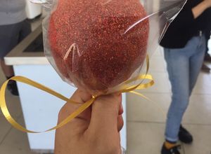 Una foto de Manzana cubierta de chamoy