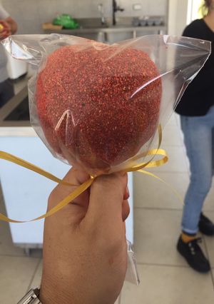 Una foto de Manzana cubierta de chamoy