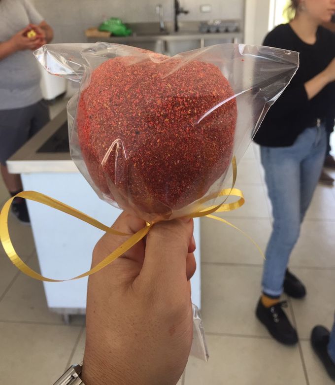 Una foto de Manzana cubierta de chamoy