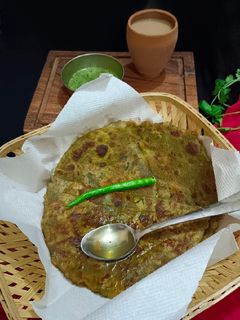 बथुए आलू के पराठे(BATHUA ALOO KE PARATHE RECIPE IN HINDI) रेसिपी मुख्य फोटो