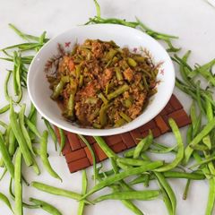 A picture of Qeema phalli/cluster (gawar) beans with chicken minced.