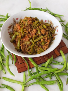 A picture of Qeema phalli/cluster (gawar) beans with chicken minced.