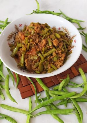 A picture of Qeema phalli/cluster (gawar) beans with chicken minced.